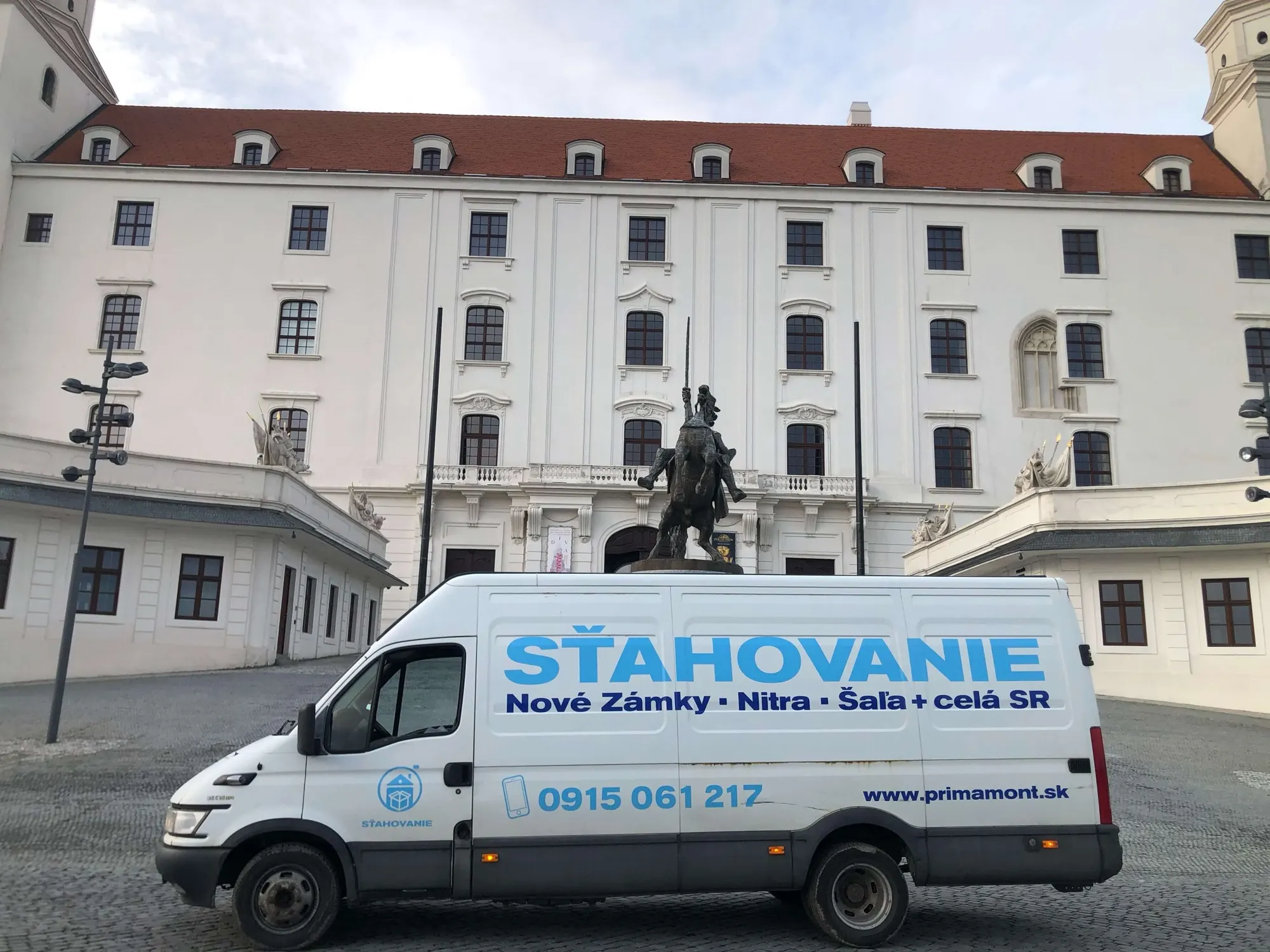 Dodávka Primamont s nápisom Sťahovanie Nové Zámky, Nitra, Šaľa pred Bratislavským hradom