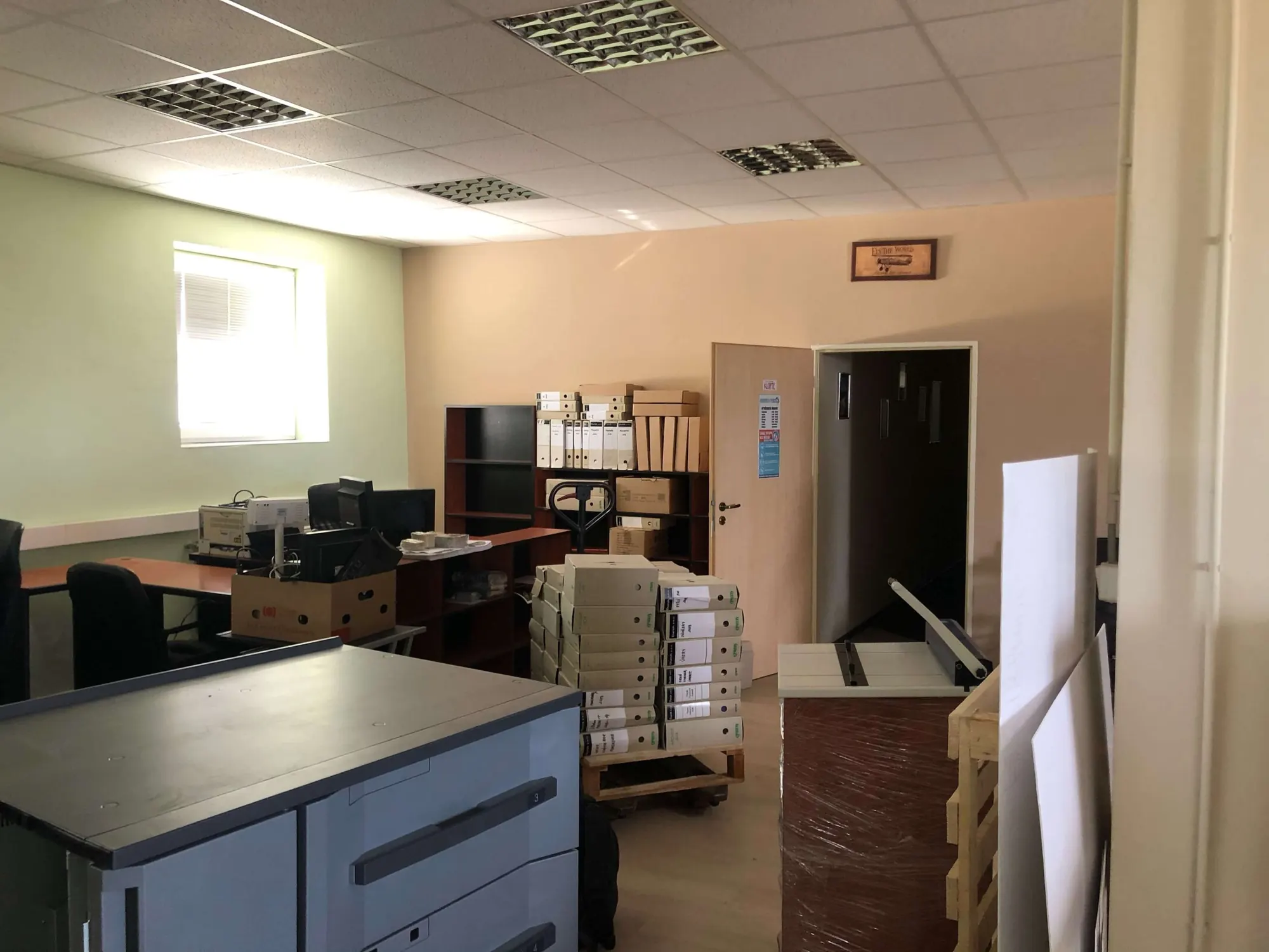 Sťahovanie kancelárie, zbalená technika a šanóny