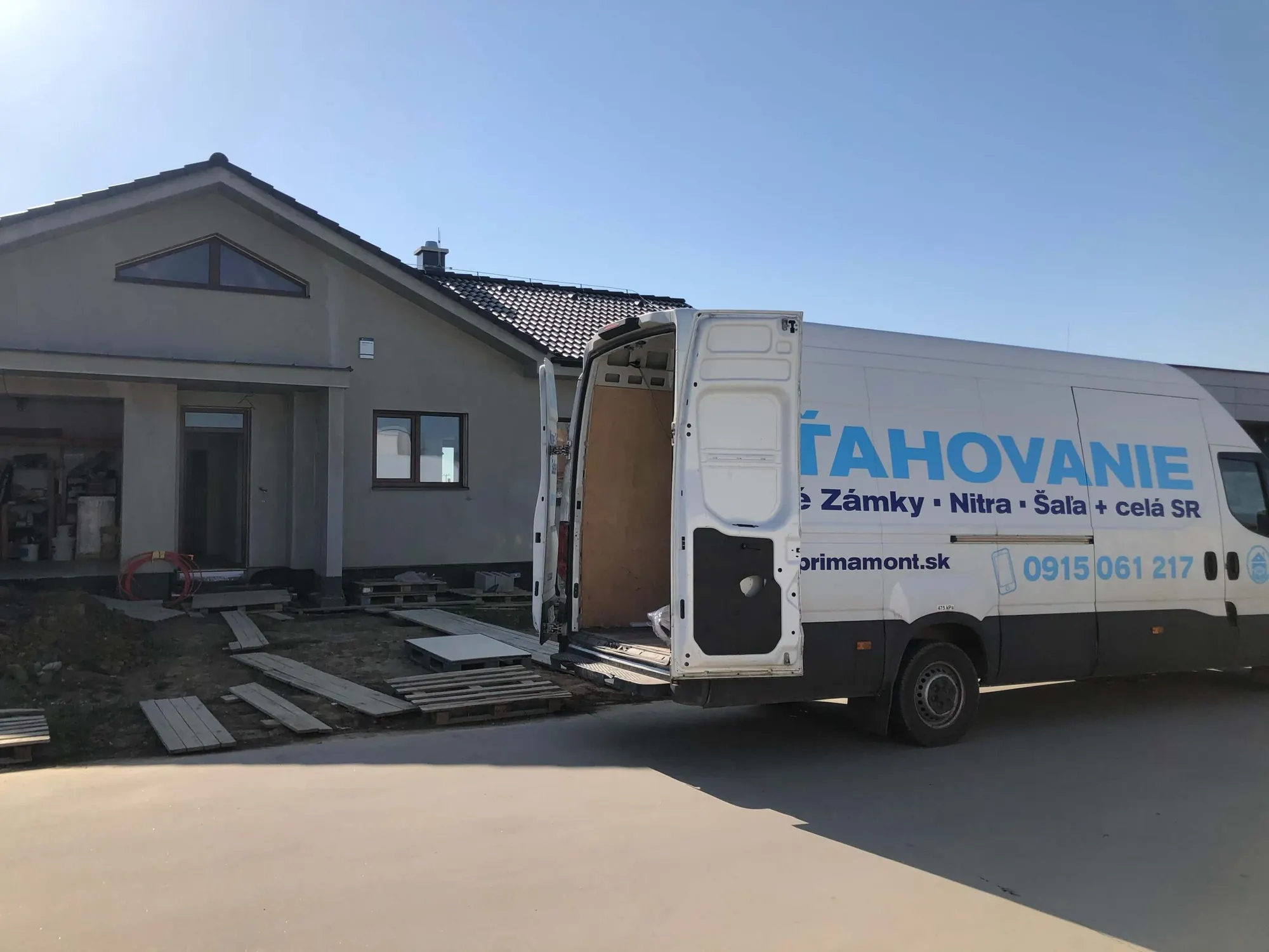 Sťahovanie do novostavby, dodávka Primamont pred domom